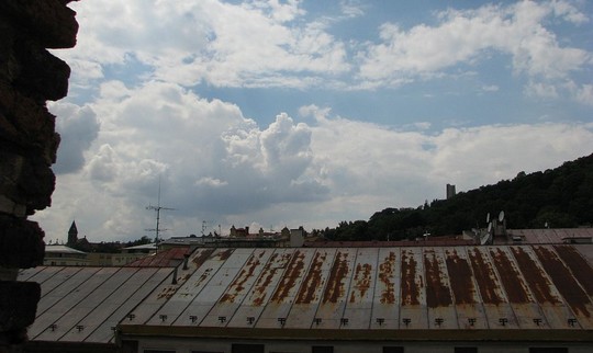 Obyčejné hliníkové střechy bez dalších povrchových úprav nemají dlouhou životnost a vyžadují pravidelné nátěry